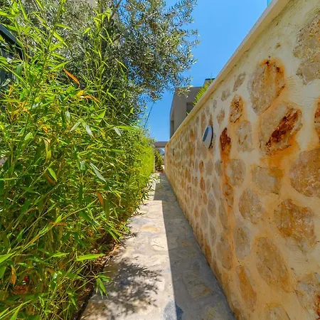 Villa Kazarman, Kalkan'in Kalbinde Denize, Merkeze