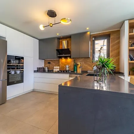 Kazarman, Kalkan'in Kalbinde Denize, Merkeze * Kalkan