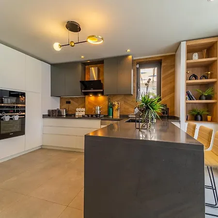 Kazarman, Kalkan'in Kalbinde Denize, Merkeze * Kalkan