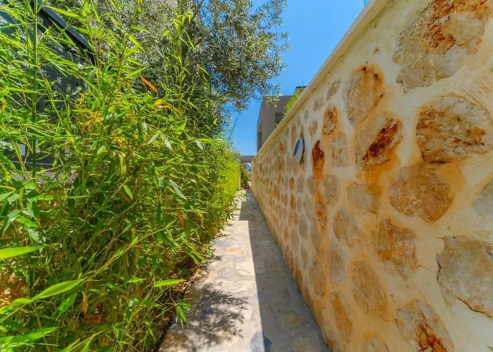 Villa Kazarman, Kalkan'in Kalbinde Denize, Merkeze