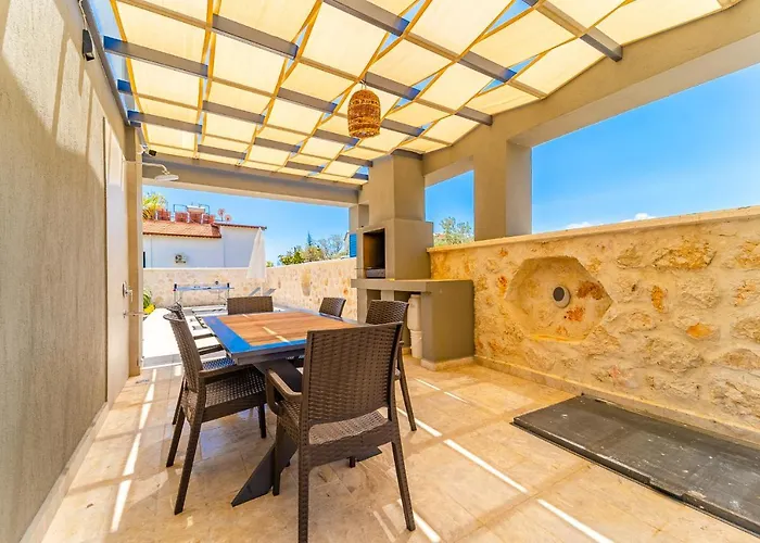 Kazarman, Kalkan'in Kalbinde Denize, Merkeze