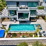 Vilă Kazarman, Kalkan'in Kalbinde Denize, Merkeze