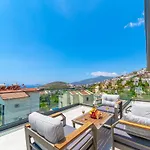 Kazarman, Kalkan'in Kalbinde Denize, Merkeze Vilă Kalkan