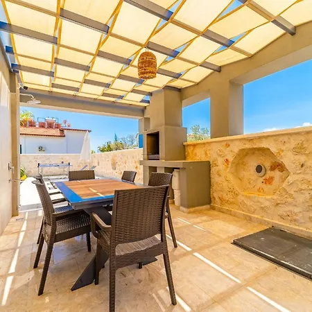 Kazarman, Kalkan'in Kalbinde Denize, Merkeze