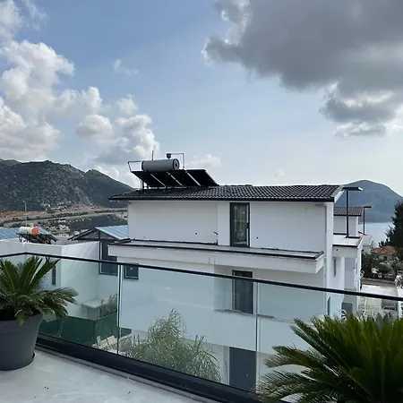 Kazarman, Kalkan'in Kalbinde Denize, Merkeze Vilă Kalkan