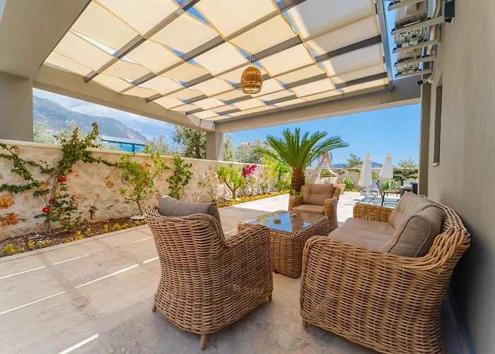 Kazarman, Kalkan'in Kalbinde Denize, Merkeze Villa
