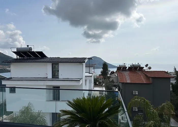 Kazarman, Kalkan'in Kalbinde Denize, Merkeze